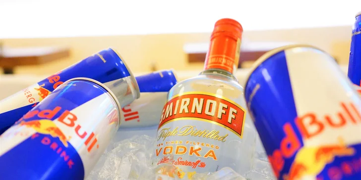 Party loď ve Sborovně: litr vodky a Red Bully nebo Křídla pro jednoho
