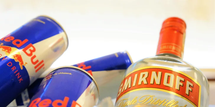 Party loď ve Sborovně: litr vodky a Red Bully nebo Křídla pro jednoho