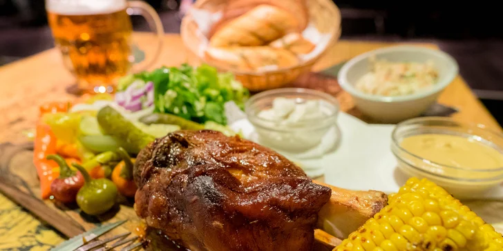 V restauraci Doga vám připraví vepřová kolena.