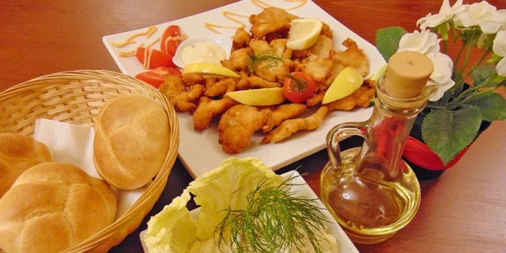 Šťavnaté kuřecí řízky nebo křídla s BBQ omáčkou kousek od Míráku