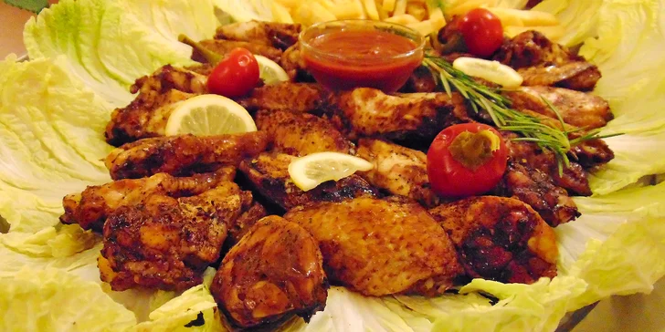 Šťavnaté kuřecí řízky nebo křídla s BBQ omáčkou kousek od Míráku