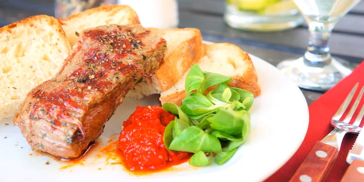 Grilovaný flank steak s jemně pikantní omáčkou z pečených paprik a chléb