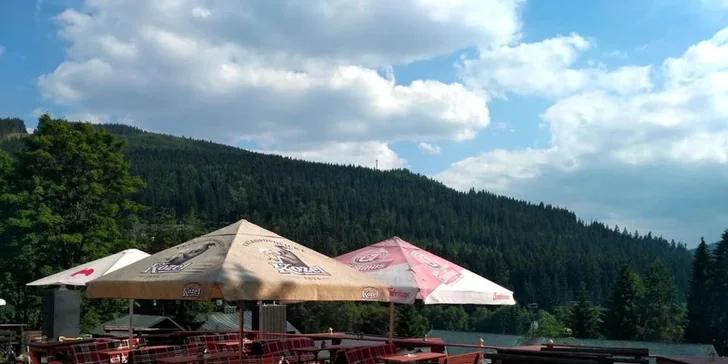 Pečené vepřové koleno s pečivem a oblohou pro velkého hladovce