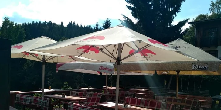 Pečené vepřové koleno s pečivem a oblohou pro velkého hladovce