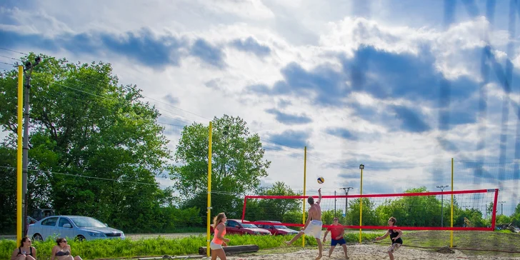 Hodinový pronájem beachvolejbalového kurtu ve Wake Parku Náklo