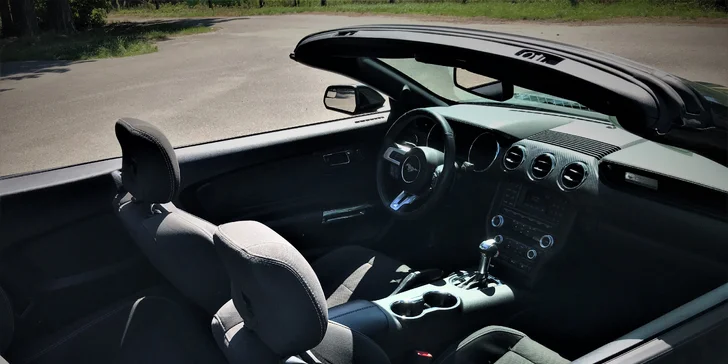 Za volantem legendy: půjčte si kabriolet Ford Mustang na den i víkend