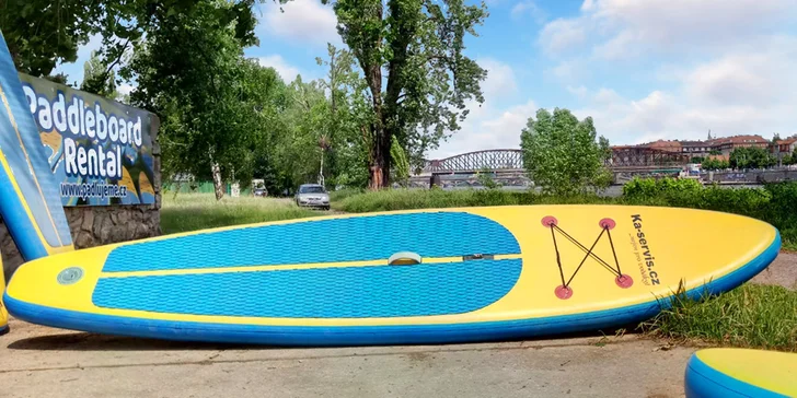 Dopádlujte si na náplavku pro drink: zapůjčení paddleboardu v centru města