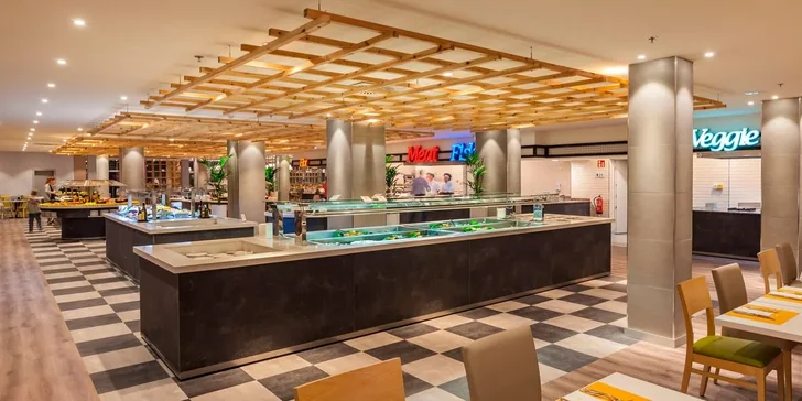 All inclusive zahrnuje snídaně, obědy a večeře formou bufetu v hlavní restauraci. 
