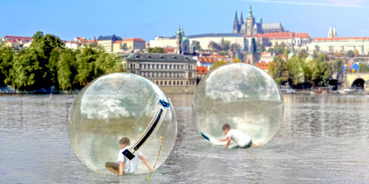Proběhněte se po Vltavě: 10 minut vzrušující zábavy v zorbingové kouli