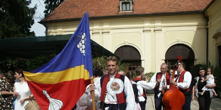 Slavnosti česneku v Buchlovicích: den plný folkloru a pikantního jídla
