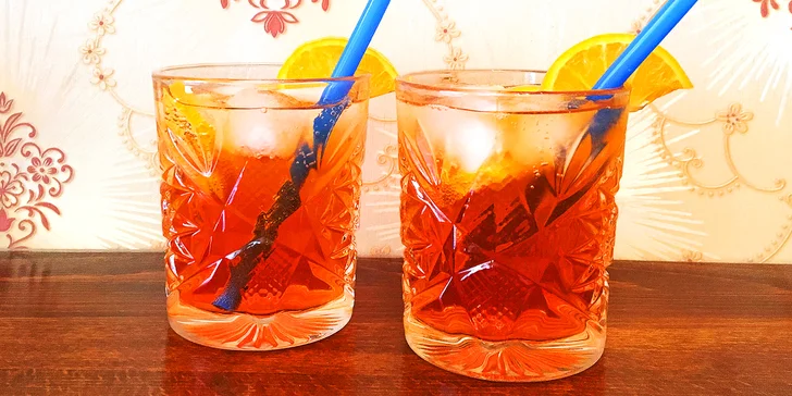 Přípitek na Vinohradech: dva oblíbené míchané drinky Aperol Spritz