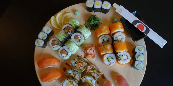 Sushi set Big Sake: maki okurka, maki omeleta, california roll i nigiri losos