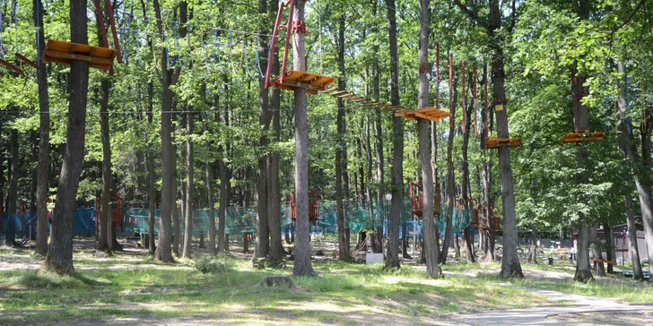 Je tu krásný lanový park s jištěním pro děti od 3 let. 