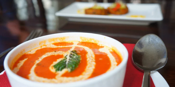 Tříchodové indické menu pro dvě osoby: hlavní chod a předkrm podle výběru