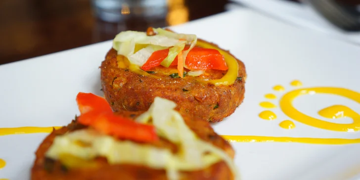 Tříchodové indické menu pro dvě osoby: hlavní chod a předkrm podle výběru
