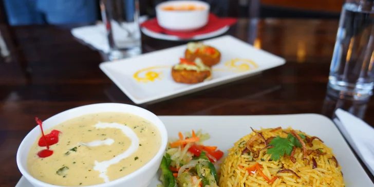 Tříchodové indické menu pro dvě osoby: hlavní chod a předkrm podle výběru