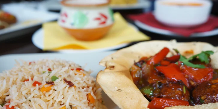 Tříchodové indické menu pro dvě osoby: hlavní chod a předkrm podle výběru