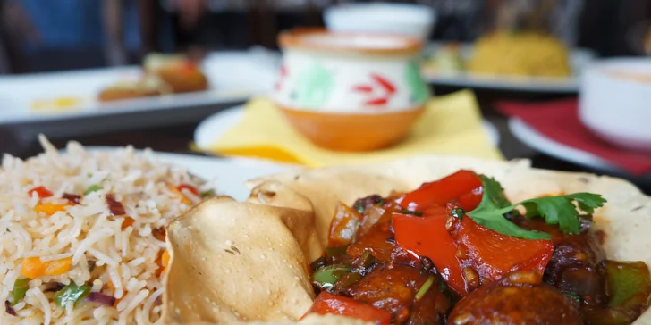 Tříchodové indické menu pro dvě osoby: hlavní chod a předkrm podle výběru