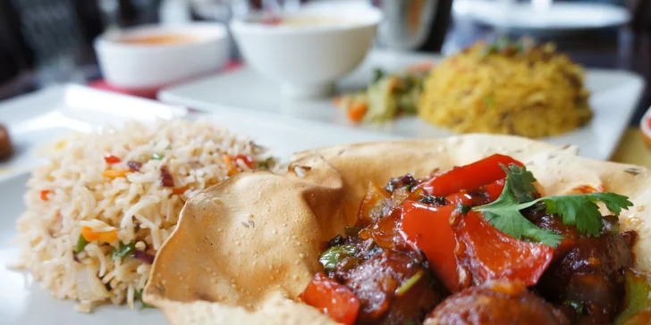 Tříchodové indické menu pro dvě osoby: hlavní chod a předkrm podle výběru
