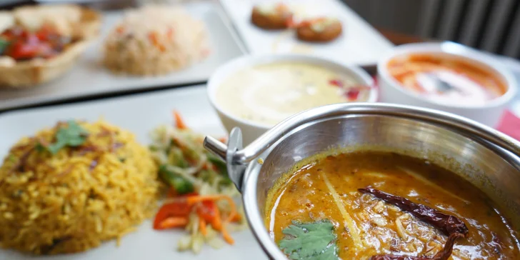 Tříchodové indické menu pro dvě osoby: hlavní chod a předkrm podle výběru