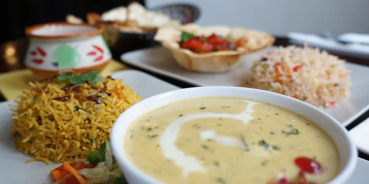 Tříchodové indické menu pro dvě osoby: hlavní chod a předkrm podle výběru