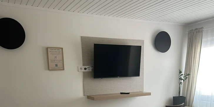 V hoteli na vás čaká 14 útulných a moderne vybavených izieb alebo apartmánov, takže sa tešte na pokojnú komornú atmosféru.