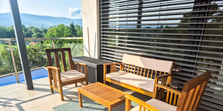 Apartmán má terasu zařízenou pohodlným nábytkem.