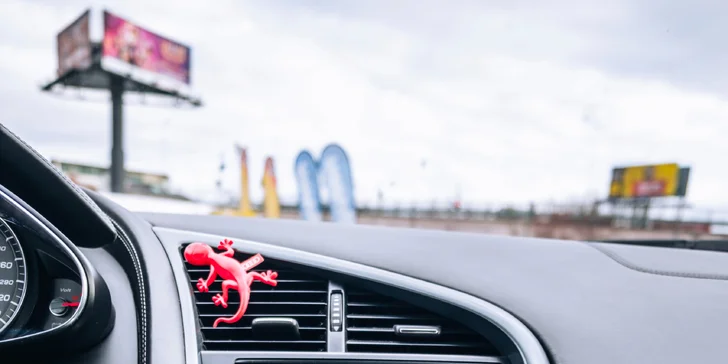 Pokud se vám jízda zalíbí a rozhodnete si sami auto pronajmou, můžete využít slevu 15 %.