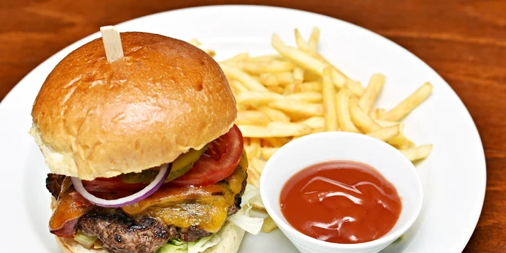 Burger s hranolky až pro 4 osoby a 2× kofola či 12° pivo Janek pro každého