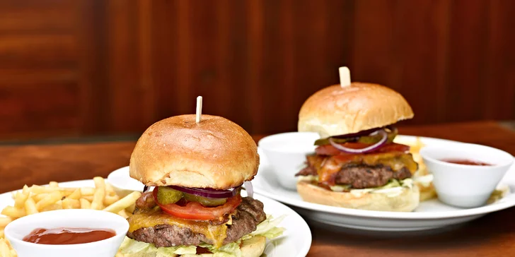 Burger s hranolky až pro 4 osoby a 2× kofola či 12° pivo Janek pro každého
