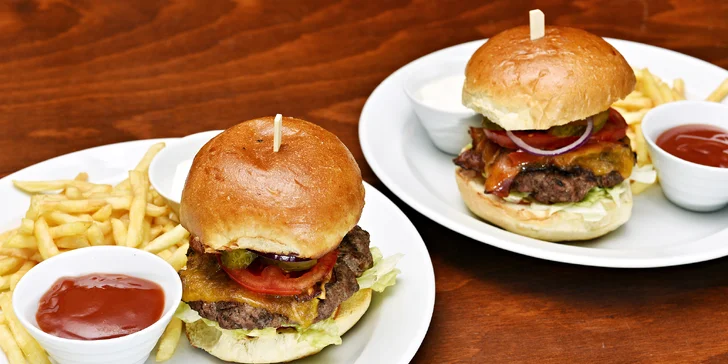 Burger s hranolky až pro 4 osoby a 2× kofola či 12° pivo Janek pro každého