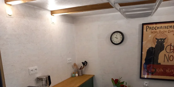 Rendlík, pánev, rychlovarná konvice a další kuchyňské náčiní jsou samozřejmostí. 