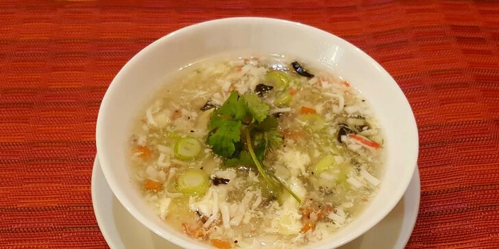 Vietnamské menu pro dvě osoby: polévka, závitky a kuřecí salát