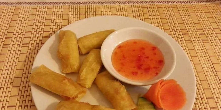 Vietnamské menu pro dvě osoby: polévka, závitky a kuřecí salát