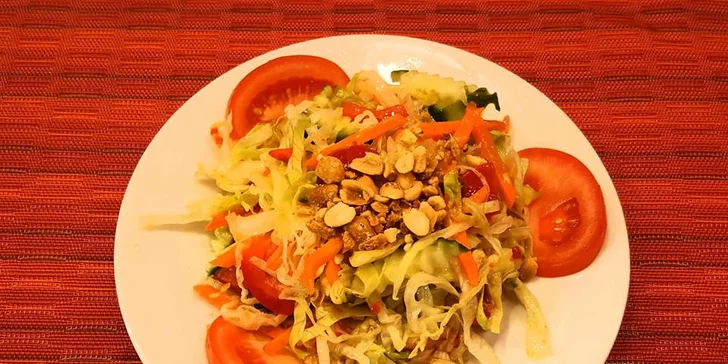 Vietnamské menu pro dvě osoby: polévka, závitky a kuřecí salát