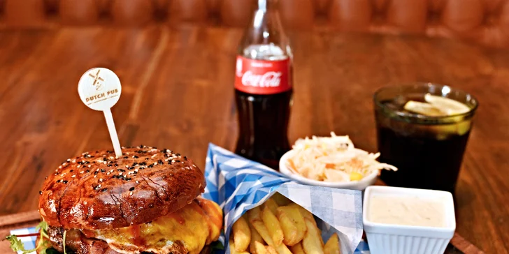 Vychytaný Jack Daniel's Burger s hranolky, domácí tatarkou, salátkem a colou