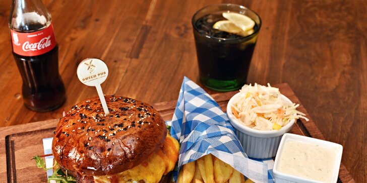 Vychytaný Jack Daniel's Burger s hranolky, domácí tatarkou, salátkem a colou
