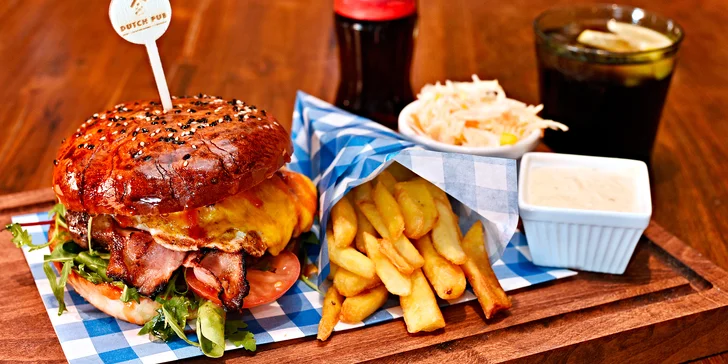Vychytaný Jack Daniel's Burger s hranolky, domácí tatarkou, salátkem a colou