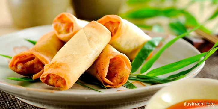 Vietnamské menu pro dvě osoby: polévka, závitky a kuřecí salát