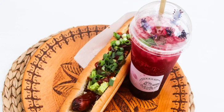 BBQ Hot Dog by Jackie: párek s 90 % masa v opečené bagetě a domácí limo