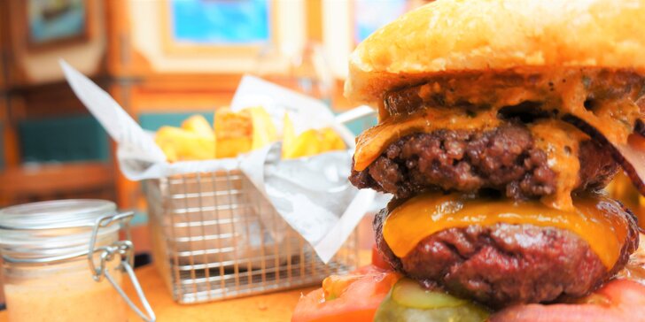 Big Boy Burger s 300 g hovězího masa servírovaný na prkně a hranolky