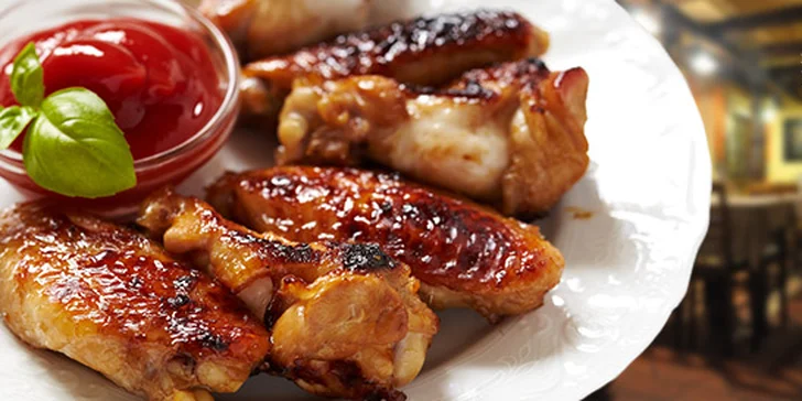 2 kg křupavých BBQ křidélek s ošatkou chleba