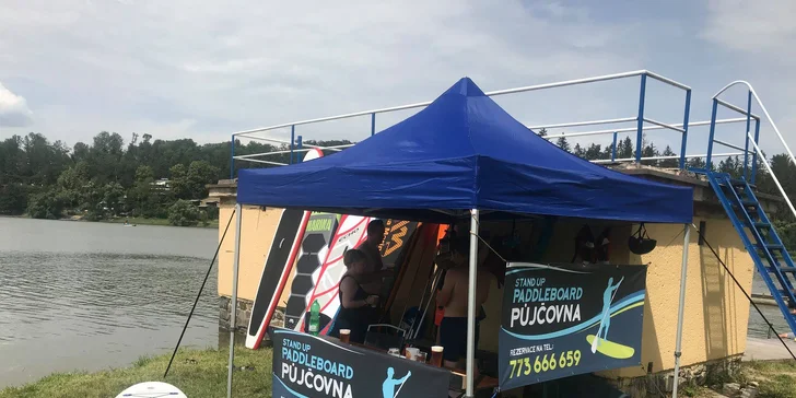 Zapůjčení vybavení na stand-up paddleboarding a nápoj pro 1 osobu