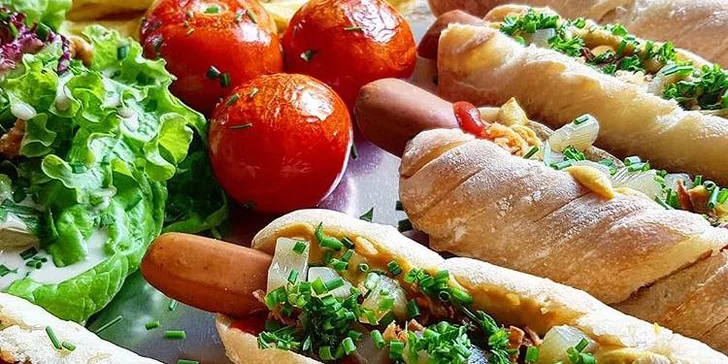 BBQ Hot Dog by Jackie: párek s 90 % masa v opečené bagetě a domácí limo