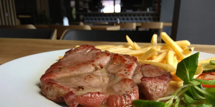 Grilovaná vepřová krkovice s přílohou v nové restauraci na zimním stadionu