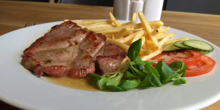 Grilovaná vepřová krkovice s přílohou v nové restauraci na zimním stadionu