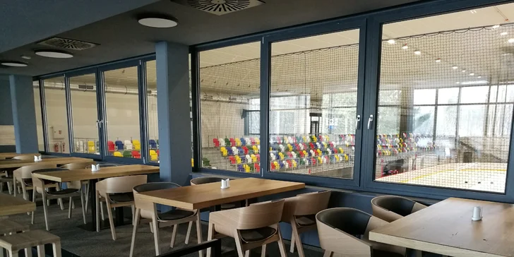 Grilovaná vepřová krkovice s přílohou v nové restauraci na zimním stadionu