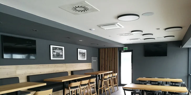 Grilovaná vepřová krkovice s přílohou v nové restauraci na zimním stadionu