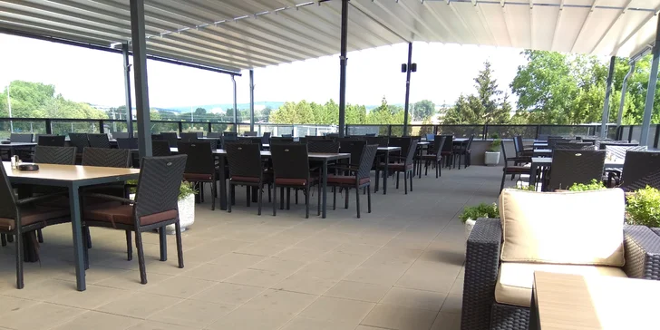 Grilovaná vepřová krkovice s přílohou v nové restauraci na zimním stadionu