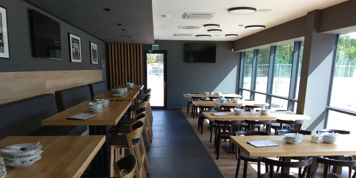 Grilovaná vepřová krkovice s přílohou v nové restauraci na zimním stadionu